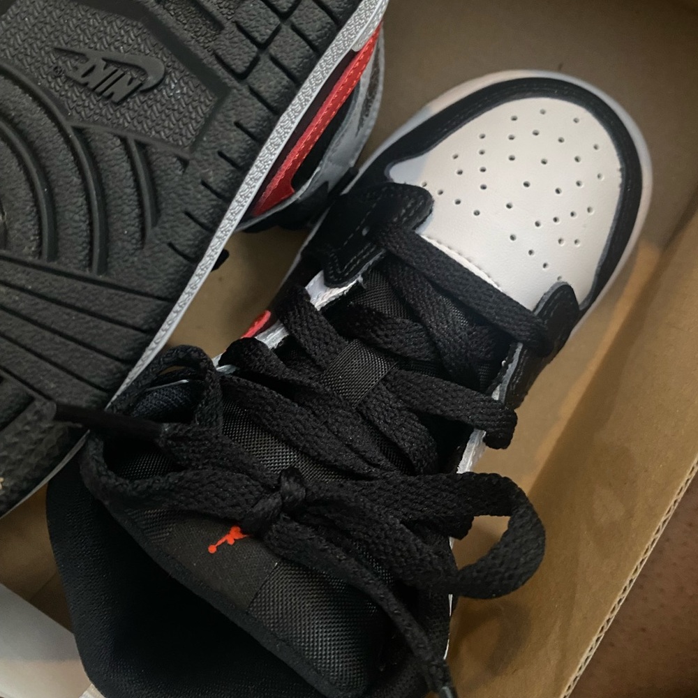 Air Jordan 1 mid preschool